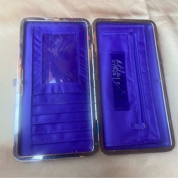 🌹 Miley Cyrus Max Azria Wallet - Picture 3 of 4